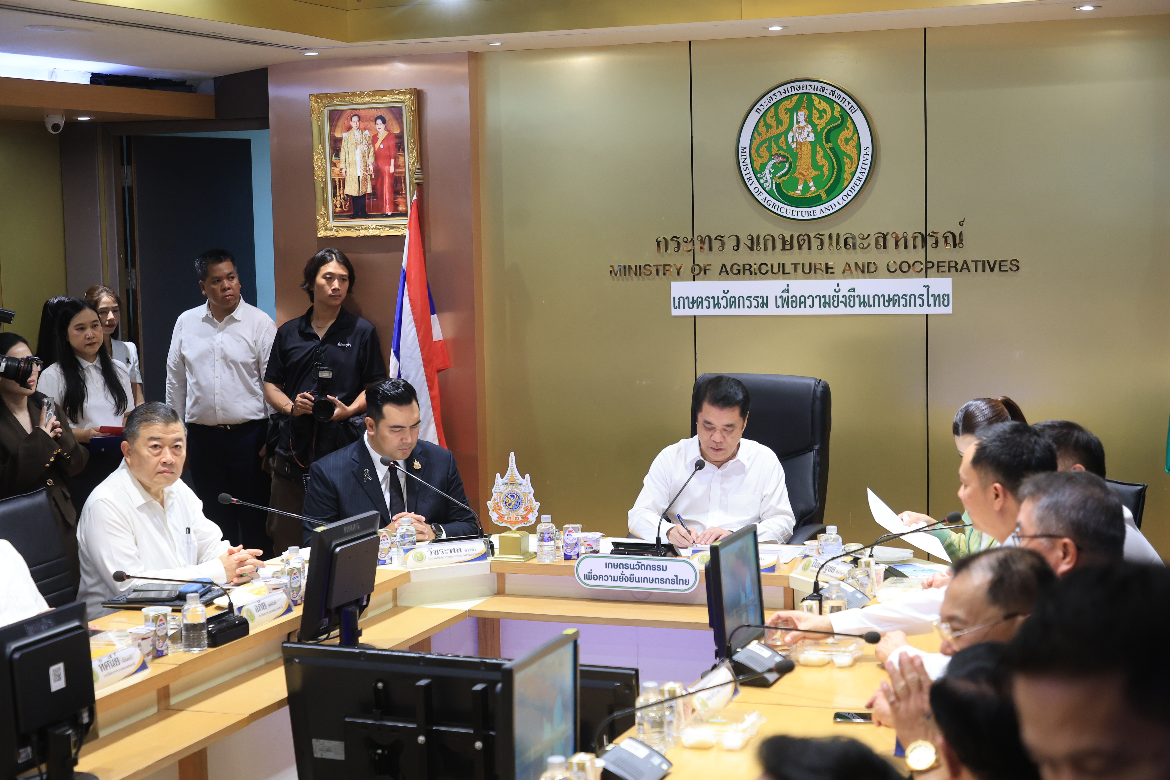 title - เลขาธิการ ส.ป.ก. ร่วมการประชุมผู้บริหารระดับสูงของกระทรวงเกษตรและสหกรณ์ รับมอบนโยบาย รมว.กษ. 5 ด้าน เน้นการทำงานเชิงรุก ลดขั้นตอน เร่งการนำเทคโนโลยีดิจิทัลมาช่วยในการทำงาน ผลักดัน 6 เรื่องเร่งด่วน ต้องเห็นผลที่เป็นรูปธรรม ชูแนวคิดหลัก “เกษตรนวัตกรรม เพื่อความยั่งยืนเกษตรกรไทย” 